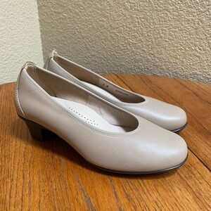 SAS Milano taupe / beige heeled pumps